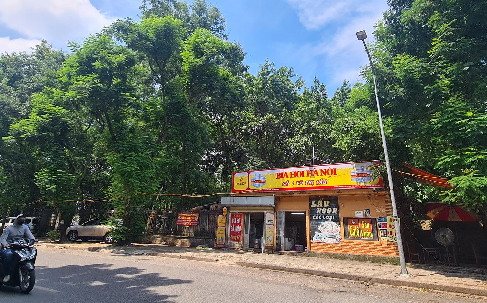 Quán bia vẫn hoạt động kinh doanh mở cửa, đón khách.