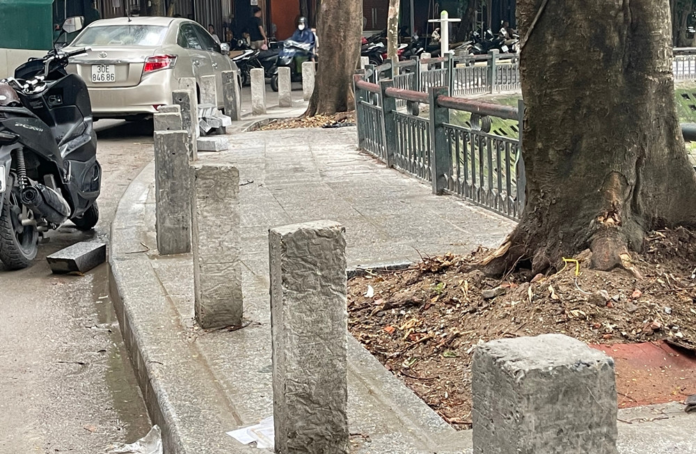 Tại một số đoạn vỉa hè có cây xanh trồng giữa, khi cọc bê tông xù xì được dựng lên đã khiến diện tích vỉa hè bị thu hẹp rất nhiều, mất mỹ quan và gây khó khăn cho người đi bộ.