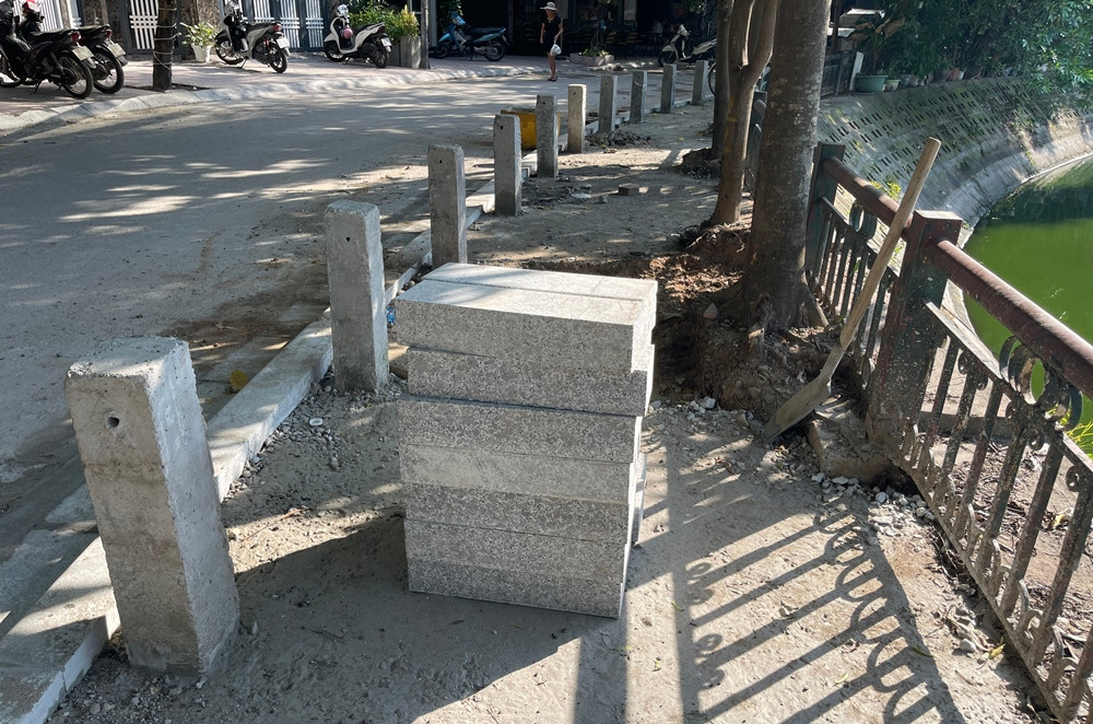 Một số đoạn vỉa hè khác vẫn được công nhân hoàn thiện các hạng mục.