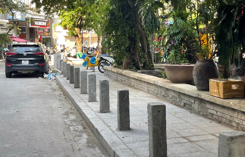 Người dân thấy những cọc bê tông “quây” vỉa hè hồ Văn Chương xuất hiện khoảng vài tháng nay, khi vỉa hè đường phố quanh hồ được cải tạo, sửa chữa.