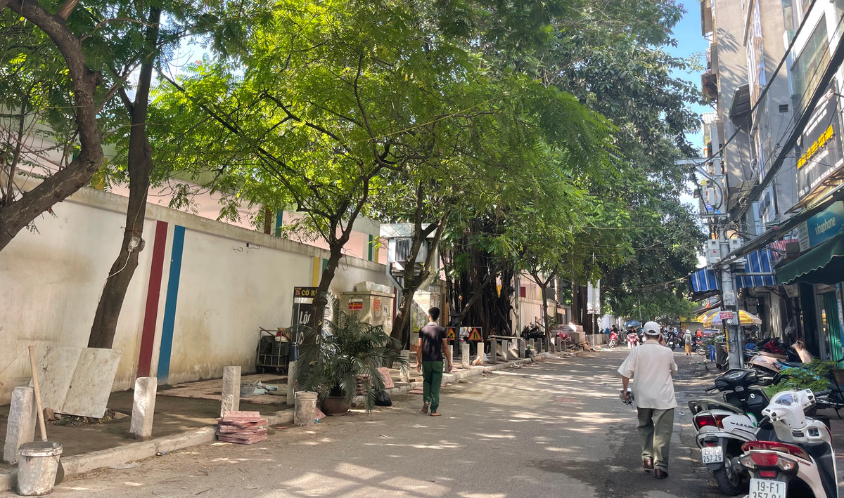 Đoạn vỉa hè ngõ Trung Tiền, cạnh Trường tiểu học Văn Chương (phường Văn Chương, quận Đống Đa), cũng đang được "quây" bởi các cọc bê tông đúc sẵn, khiến nhiều người dân phản ứng.
