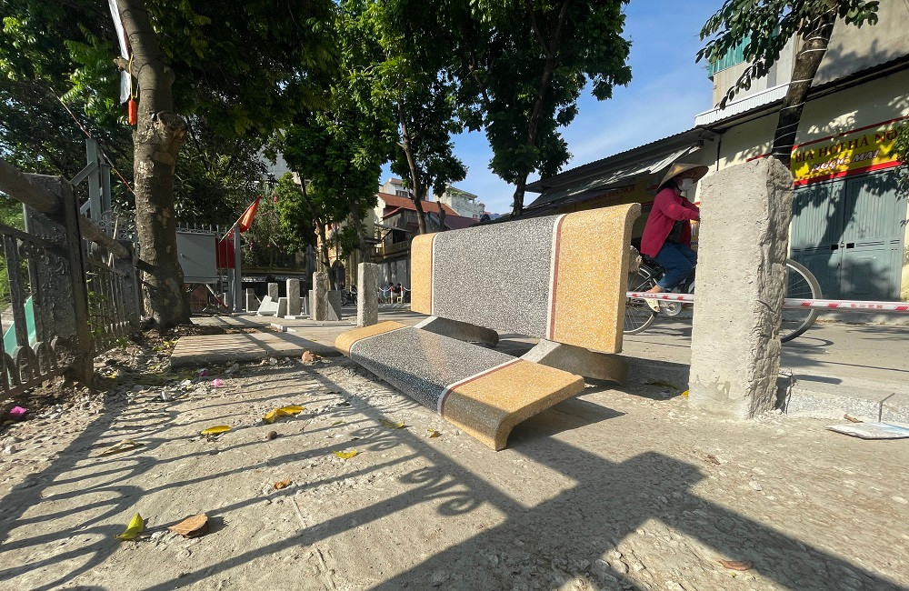 Các cọc bê tông đúc sẵn được dựng cách nhau khoảng hơn 1m, vây quanh hồ Văn Chương.