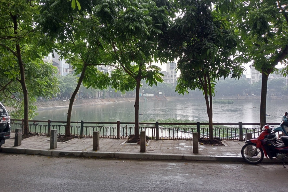 Ghi nhận của PV Tri thức và Cuộc sống trong các ngày 14,20/7 cho thấy, khu vực phản ánh không có bảng biển thông tin về dự án. Tại đây, xuất hiện những cọc bê tông có hình vuông, cao khoảng 70cm; cọc cách cọc khoảng hơn 1m. Cọc bê tông được dựng xung quanh vỉa hè hồ Văn Chương.