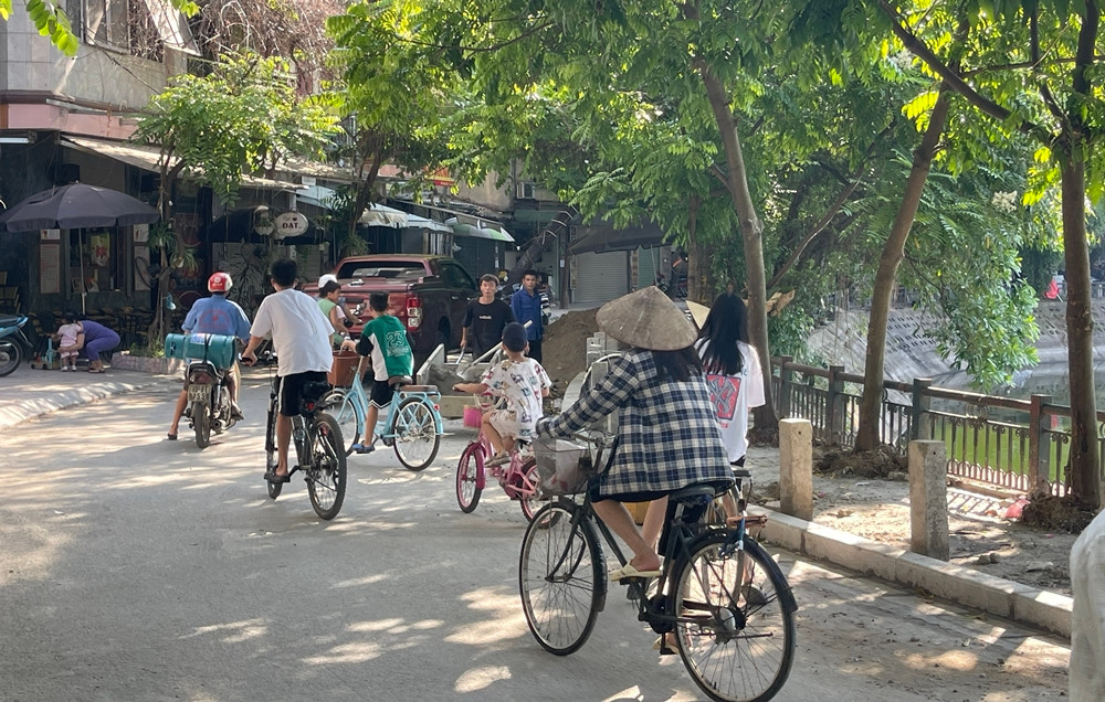 Tuyến đường quanh hồ Văn Chương khá hẹp, nhưng thường xuyên đông đúc phương tiện, người dân qua lại. Vào sáng sớm và buổi chiều hàng ngày, nhiều người dân địa phương lựa chọn đến đây để dạo mát, tập thể dục trên vỉa hè.