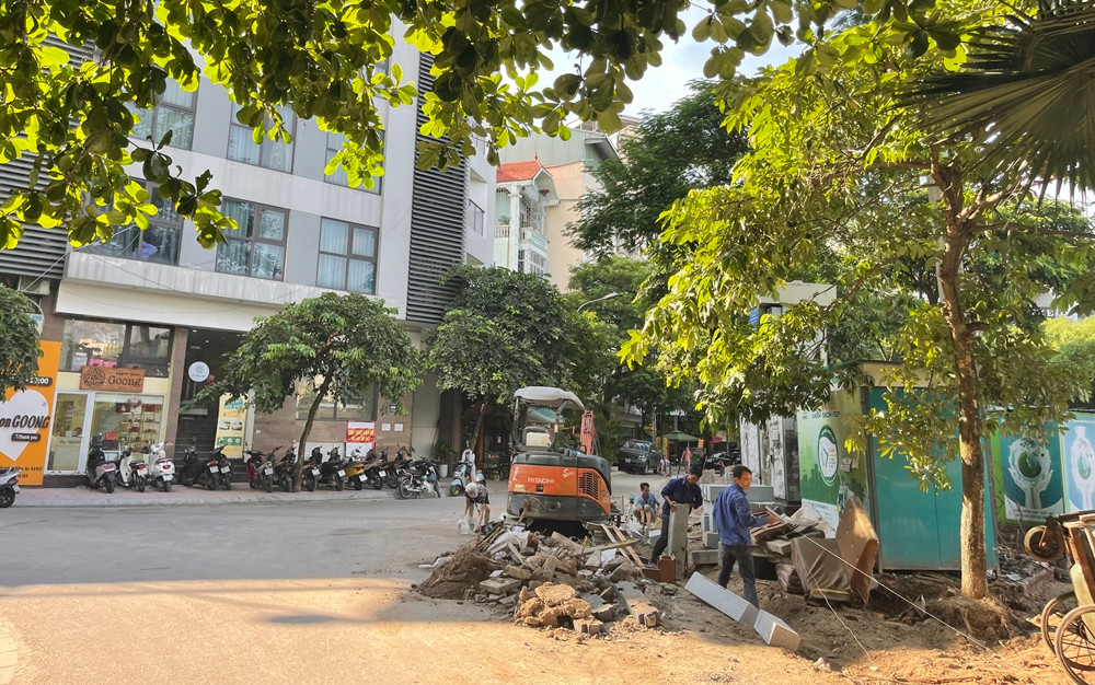 Đoạn công trường xây dựng ngổn ngang vật liệu, máy móc.