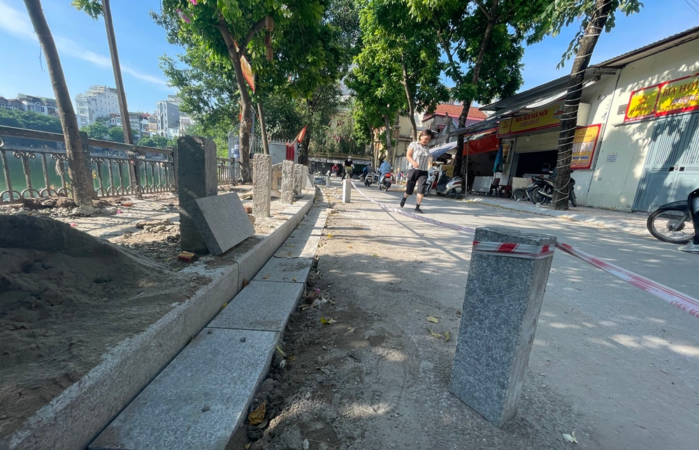 Theo người dân, cọc bê tông đúc sẵn được thiết kế ở đây là quá to, không phù hợp với cảnh quan. Cọc bê tông dựng lên làm không gian vỉa hè hồ Văn Chương bị thu hẹp, gây mất an toàn, cản trở người đi bộ, nhất là người già.
