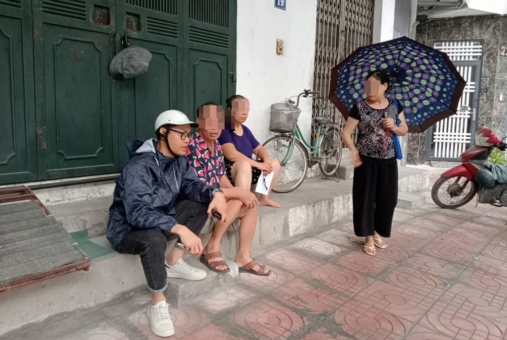 “Quây như này quá vướng, quá mất mỹ quan. Nếu đã làm vỉa hè cho người ta đi bộ thì nên bỏ hết cọc bê tông ra. Bao nhiêu người dân đã phản ánh, một thời gian họ (nhà thầu - PV) đã dừng để nghe ngóng tình hình, cuối cùng vẫn làm", - một người dân sống gần hồ Văn Chương (giấu tên) chia sẻ.