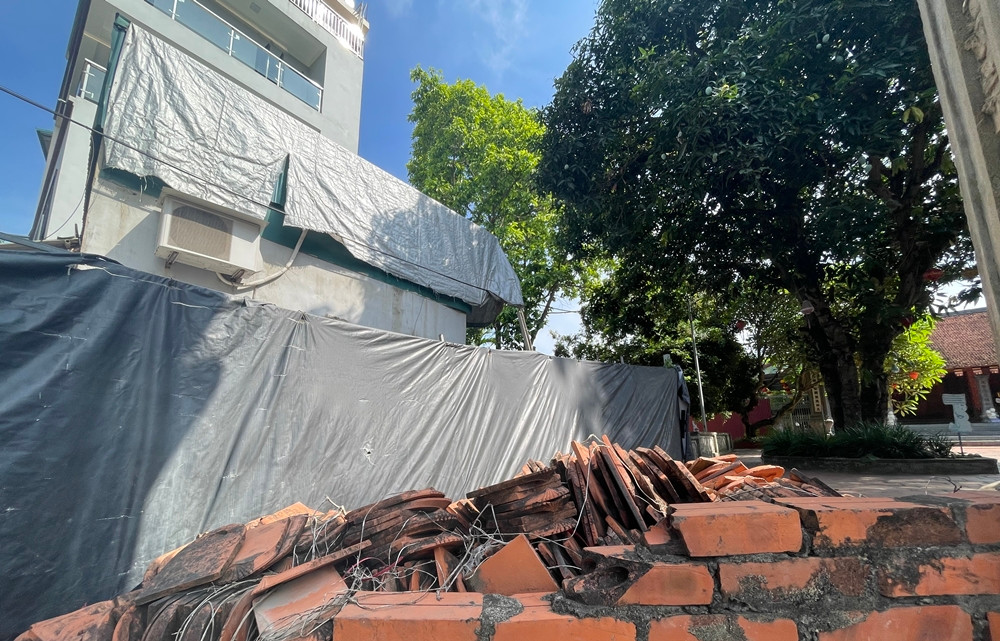 Tam quan chùa Linh Thông vẫn chưa được khép kín.