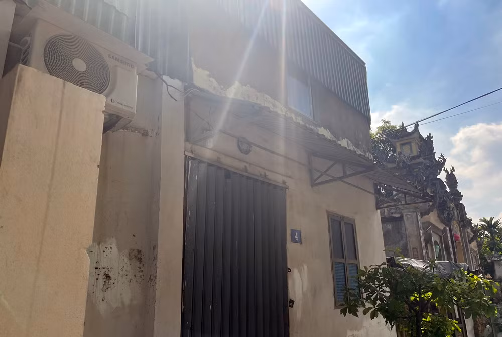 Theo trụ trì chùa Linh Thông sư thầy Thích Diệu Phúc, năm 2006, trước khi khởi công xây dựng Tam quan chùa, có 5 hộ dân đã lấn chiếm và sử dụng đất chùa. Trụ trì chùa, Ban lễ hội, vãi chưởng của tất cả các thôn, các cụ 2 giới cùng Ban xây dựng đã làm đơn kiến nghị với tất cả các cơ quan chức năng. Sau đó, các hộ dân lấn chiếm đất chùa đã bị cưỡng chế phá dỡ, riêng có hộ gia đình bà Đỗ Thị Hiền cố tình tái lấn chiếm.