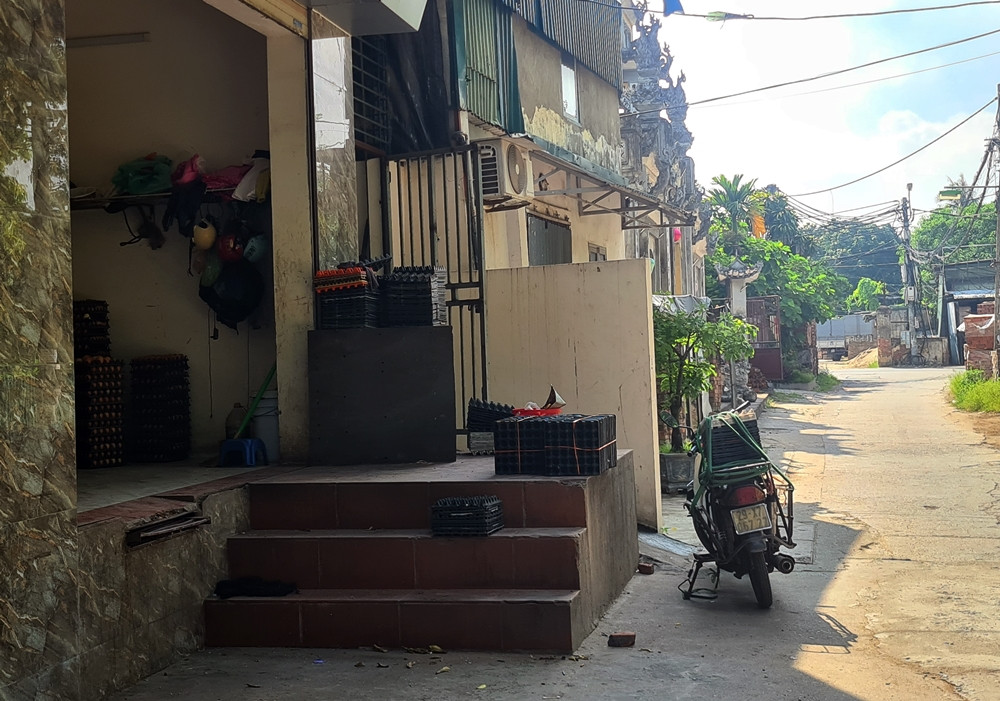 Một căn nhà nằm trong thửa đất 360m2, liền kề hộ gia đình bà Hiền đã xây bậc tam cấp lấn ra đường đi.