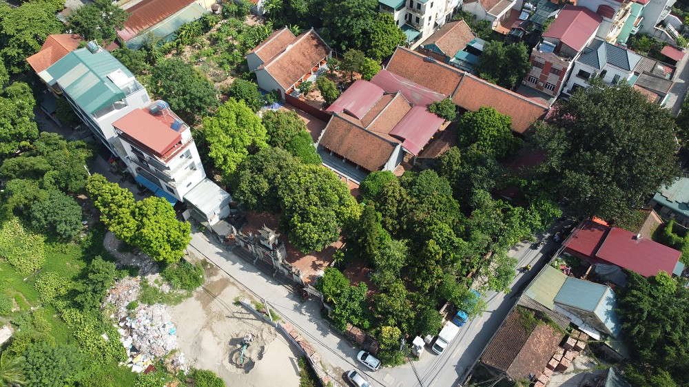 Theo các phật tử, nhiều năm qua, chùa Linh Thông được đầu tư hàng chục tỷ đồng, nhưng do không thể khép kín tường bao, Tam quan bao quanh đã buộc nhà chùa cùng nhân dân phải quây tạm tôn cổng phụ, dựng hàng rào ngăn cách như một "lô cốt".