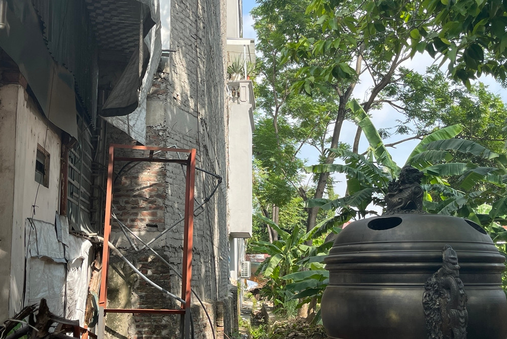 Căn nhà 2 tầng khác thì xây dựng tường sau lấn chiếm khoảng không, "vươn" về phía đất nhà chùa.