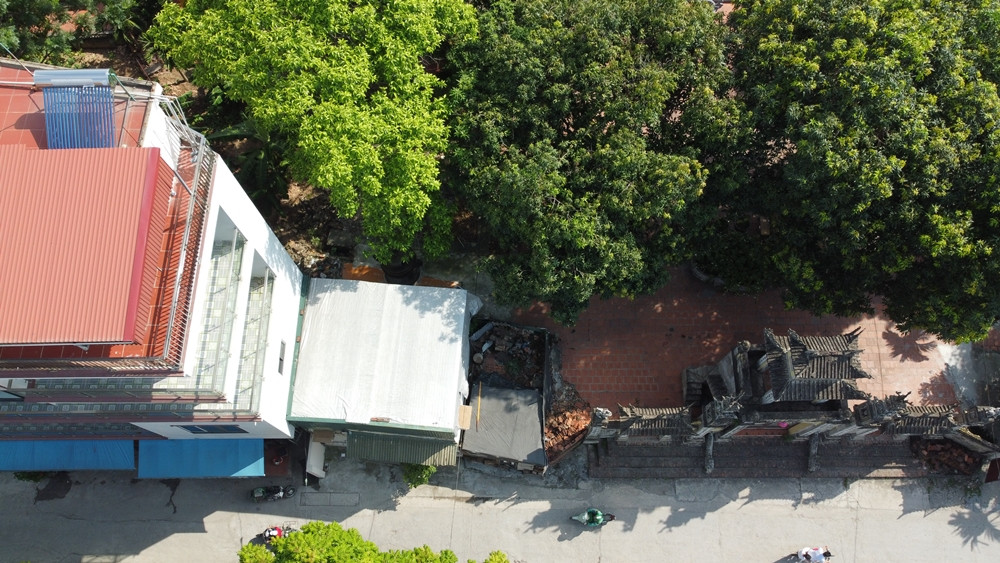 Thực tế, thửa đất có diện tích 360m2 trước cổng chùa Linh Thông đã được nêu rõ trong Kết luận thanh tra 97/KL-TT, ngày 12/8/1993 của UBND huyện Từ Liêm (cũ) ban hành. Trong đó xác định, thửa đất này đã được đổi cho một cá nhân để thu về hiện vật là vật liệu xây dựng để tu bổ các công trình trong khuôn viên chùa. Việc này là vi phạm Điều 5 Luật Đất đai lúc bấy giờ. Do đó, UBND huyện Từ Liêm đã yêu cầu UBND xã Đại Mỗ (nay là phường Đại Mỗ) phải thu hồi lại diện tích đất này.