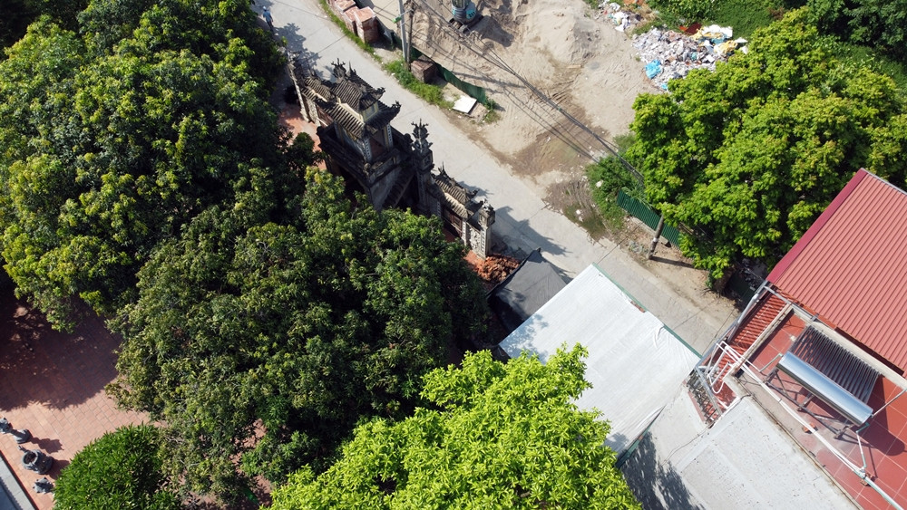 Thông tin với PV Tri thức và Cuộc sống, trụ trì chùa Linh Thông sư thầy Thích Diệu Phúc cho biết, đến thời điểm hiện tại (ngày 14/7), sự việc lấn chiếm đất đai trước Tam quan nhà chùa vẫn chưa được quận và phường giải quyết. "Chỉ có cách đây mấy hôm, cán bộ Công an quận và phường xuống để hỏi về tình hình an ninh, trật tự nhà chùa như nào".