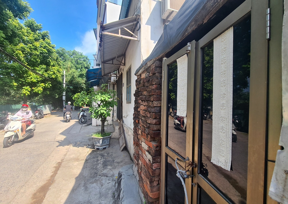 Hơn nữa, từ năm 2007 - 2009 và đến nay, chính quyền Đại Mỗ tổ chức giao đất giãn dân, đấu thầu nhiều lần nhưng lại không xem xét giao đất giãn dân cho hộ gia đình bà Hiền theo đúng quy định.