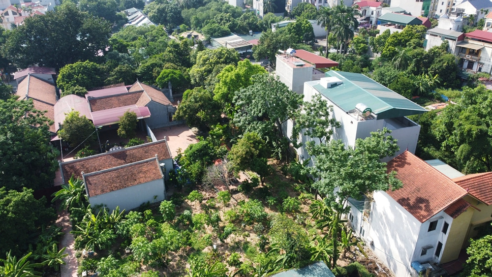 Tuy nhiên, báo cáo của Phó Chủ tịch phường Đại Mỗ lại không đề cập đến thông tin thửa đất 360m2 trước cổng chùa Linh Thông được phân lô, mua bán trao tay qua nhiều đời chủ (riêng căn nhà số 4 của gia đình bà Hiền nằm sát cổng Tam quan chùa Linh Thông và chưa được cấp sổ đỏ).