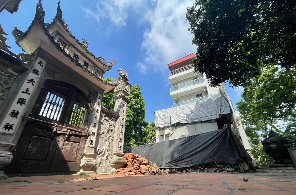 Tuy nhiên ghi nhận của PV sáng ngày 14/7 cho thấy, phần đất phát sinh lấn chiếm của gia đình bà Đỗ Thị Hiền vẫn chưa được xử lý. Căn nhà này vẫn đang "ngăn chặn" khiến nhà chùa không thể hoàn thiện Tam quan và tường bao.