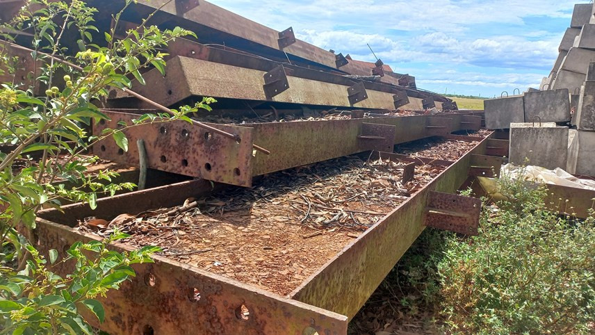 Một số vật liệu xây dựng đang được tập kết trong khuôn viên Cụm Công nghiệp Đông Gio Linh. (Ảnh: Đại Đoàn Kết).