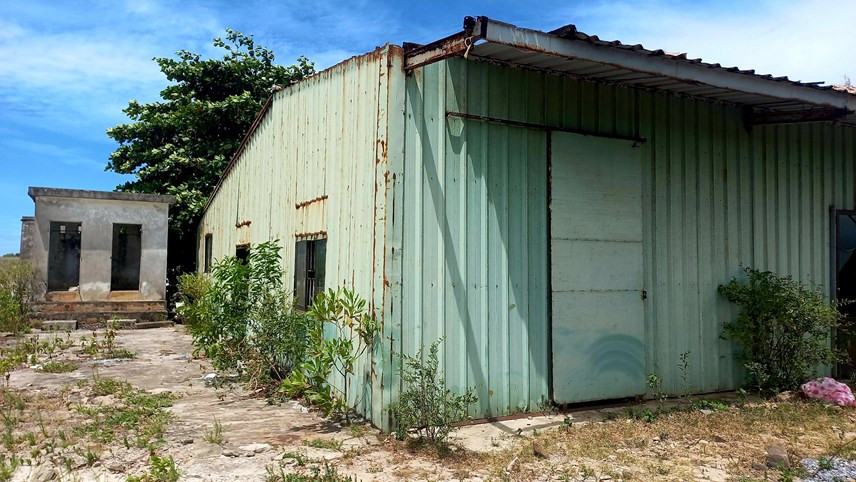 Một số hạng mục đã xây dựng trước đó cũng trở nên xuống cấp, hoang tàn, nhếch nhác. (Ảnh: Đại Đoàn Kết).