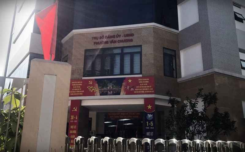 Cọc bê tông “quây” vỉa hè: Chủ tịch phường Văn Chương nói gì? - Hình 2 Coc be tong “quay” via he: Chu tich phuong Van Chuong noi gi?-Hinh-2