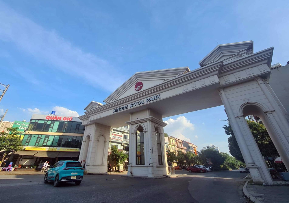 Cổng ra vào dự án nằm phía mặt đường Quốc lộ 32.