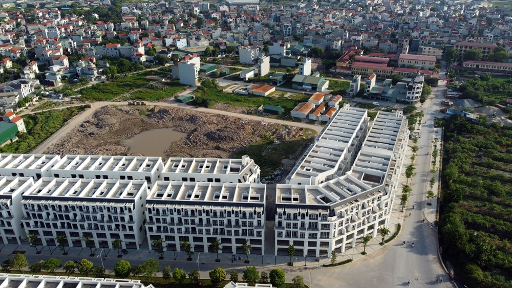 Bên cạnh đó, chủ đầu tư còn ký hợp đồng chuyển nhượng đất, nhà cho 16 khách hàng khi dự án chưa đủ điều kiện chuyển nhượng.