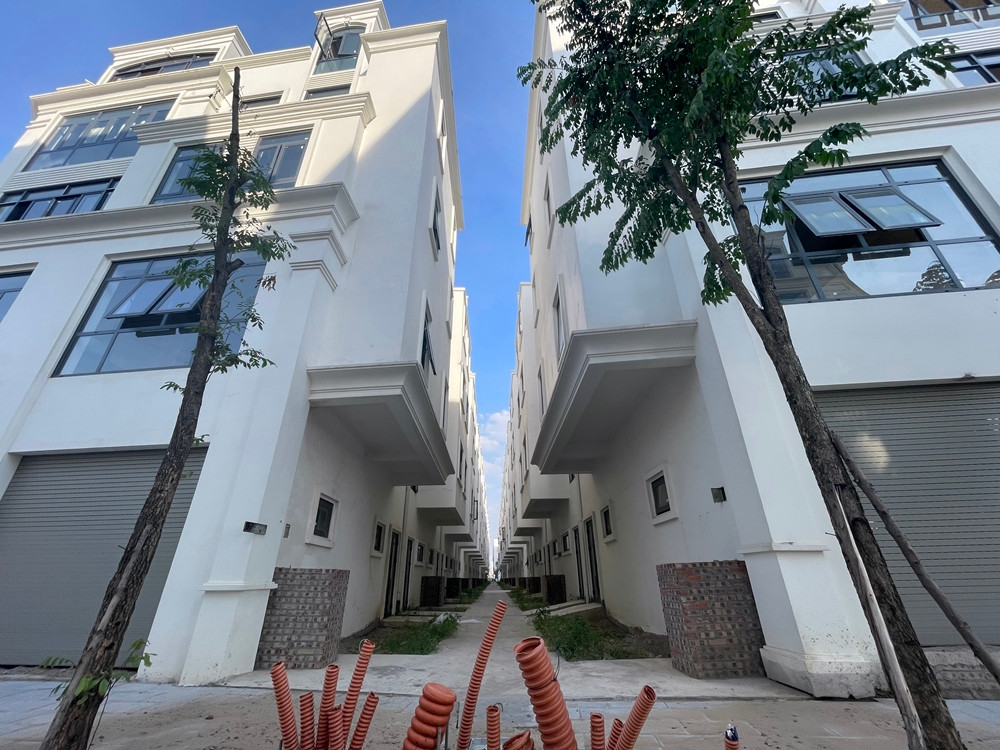 Nhiều căn nhà liền kề khác dù đã hoàn thiện phần thô, nhưng chưa có người về ở.