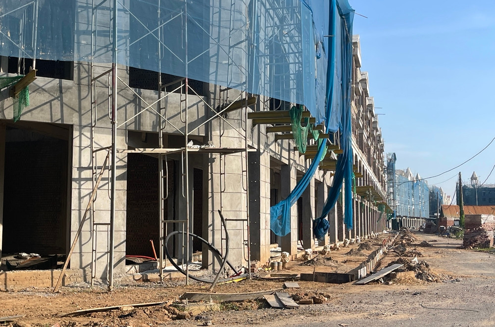 Ngày 26/7 ghi nhận của PV cho thấy, sau kết luận của Thanh tra Chính phủ, nhiều dãy nhà liền kề tại dự án Hinode Royal Park vẫn đang được chủ đầu tư hoàn thiện.