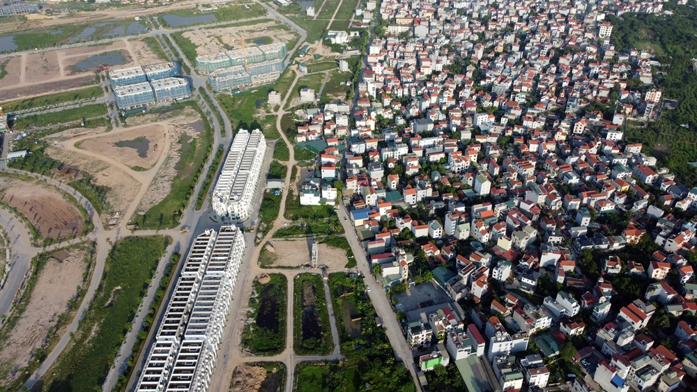 UBND huyện Hoài Đức có vi phạm khi không ban hành thông báo thu hồi đất đến từng hộ gia đình, cá nhân; thực hiện việc bồi thường, hỗ trợ giải phóng mặt bằng theo diện tích ghi trên giấy tờ về quyền sử dụng đất mà không căn cứ vào diện tích đo đạc thực tế.