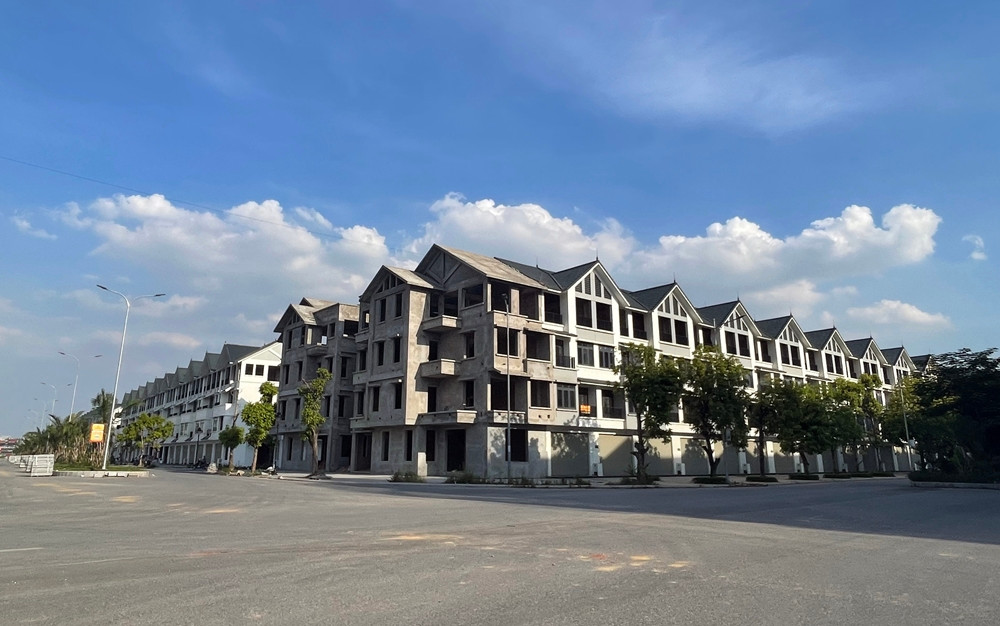 Dự án này từng được kỳ vọng trở thành khu đô thị hoành tráng phía Tây Hà Nội nhưng sau hơn 1 thập kỷ khu đô thị Hinode Royal Park vẫn dang dở, heo hút.