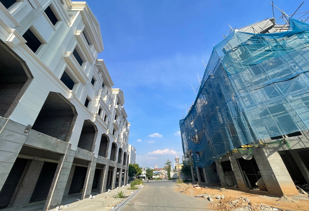 Trên một số trang mua bán bất động sản, giá cho mỗi căn shophouse mặt đường từ cổng chính đi vào dự án này được chào bán khoảng 11-12 tỷ đồng, diện tích mỗi sàn trên dưới 100m2. Một vài căn được bán với giá từ 10-11 tỷ đồng, tùy từng vị trí.