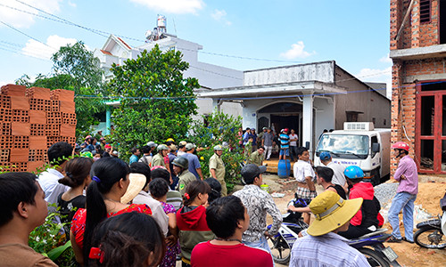 Sap be tong cong trinh xay dung nha o, 2 nguoi thuong vong-Hinh-3