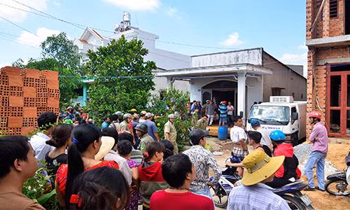 Sap be tong cong trinh xay dung nha o, 2 nguoi thuong vong-Hinh-3