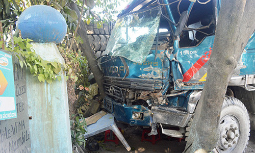 Chiếc xe ben chỉ chịu dừng lại sau khi đâm vào nhà dân. Sau khi gây tai nạn, tài xế đã tháo biển số xe và rời khỏi hiện trường.