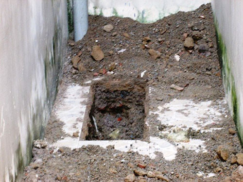 Nguoi cha bat khoc khi thuc nghiem hanh vi giet, giau xac con trai