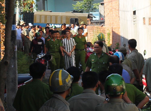 Nguoi cha bat khoc khi thuc nghiem hanh vi giet, giau xac con trai-Hinh-2