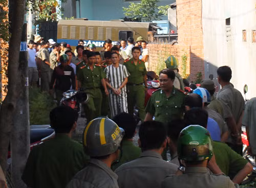 Nguoi cha bat khoc khi thuc nghiem hanh vi giet, giau xac con trai-Hinh-2