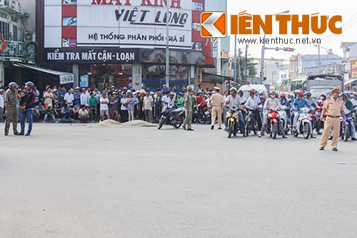 Bi xe ben can qua nguoi, doi nam nu chet tham-Hinh-2