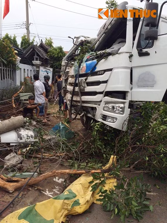 Sau khi gây tai nạn, tài xế bước xuống xe trong tình trạng hoảng hốt và cho rằng mình ngủ gật nên mới dẫn đến việc bị mất lái.