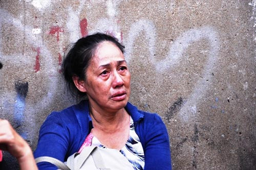 Một người dân rơi nước mắt khi chứng kiến nhiều tài sản bị thiêu rụi.