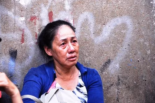 Một người dân rơi nước mắt khi chứng kiến nhiều tài sản bị thiêu rụi.