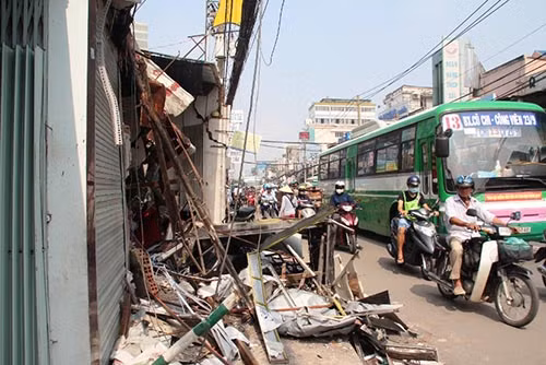 Xe cho rac dam sap 3 nha dan, giao thong tac nghen-Hinh-2