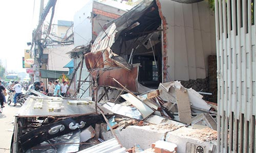 Xe cho rac dam sap 3 nha dan, giao thong tac nghen