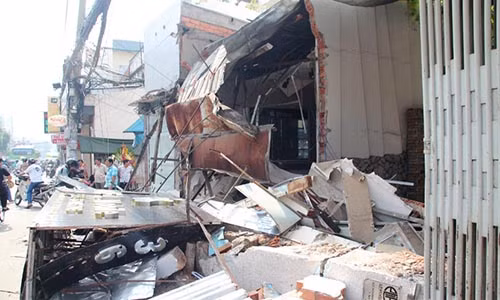 Xe cho rac dam sap 3 nha dan, giao thong tac nghen