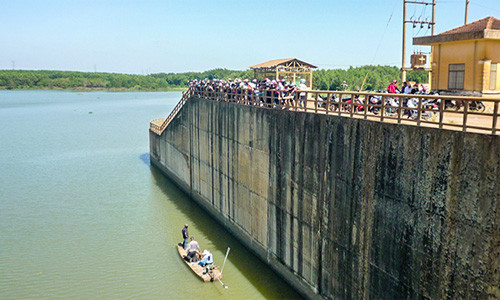 Đập nước Phước Hoà, nơi nữ sinh lớp 11 gieo mình xuống sông tự tử.