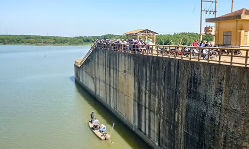 Đập nước Phước Hoà, nơi nữ sinh lớp 11 gieo mình xuống sông tự tử.