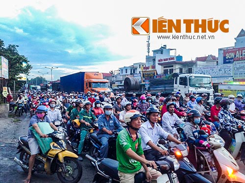 Giao thông qua khu vực bị ùn tắc.