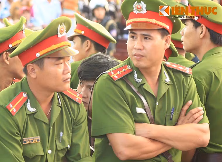 Thỉnh thoảng, kẻ chủ mưu vụ thảm sát ngoái cổ nhìn về phía khu vực người nhà các nạn nhân ngồi với ánh mắt sợ sệt.