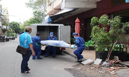 Thi thể nạn nhân được đưa ra khỏi hiện trường.