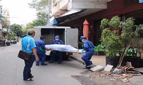 Thi thể nạn nhân được đưa ra khỏi hiện trường.